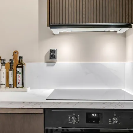 Arctic Lux With Sea & Mountain View Apartment *