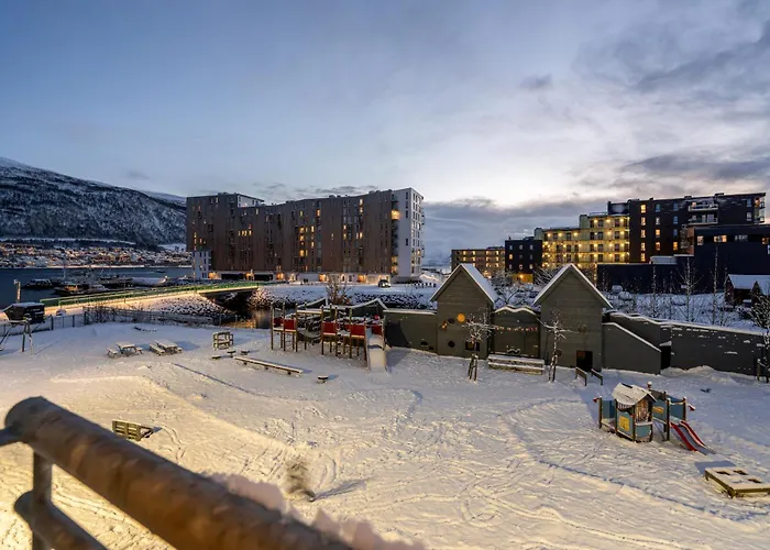 Arctic Lux With Sea & Mountain View דירה